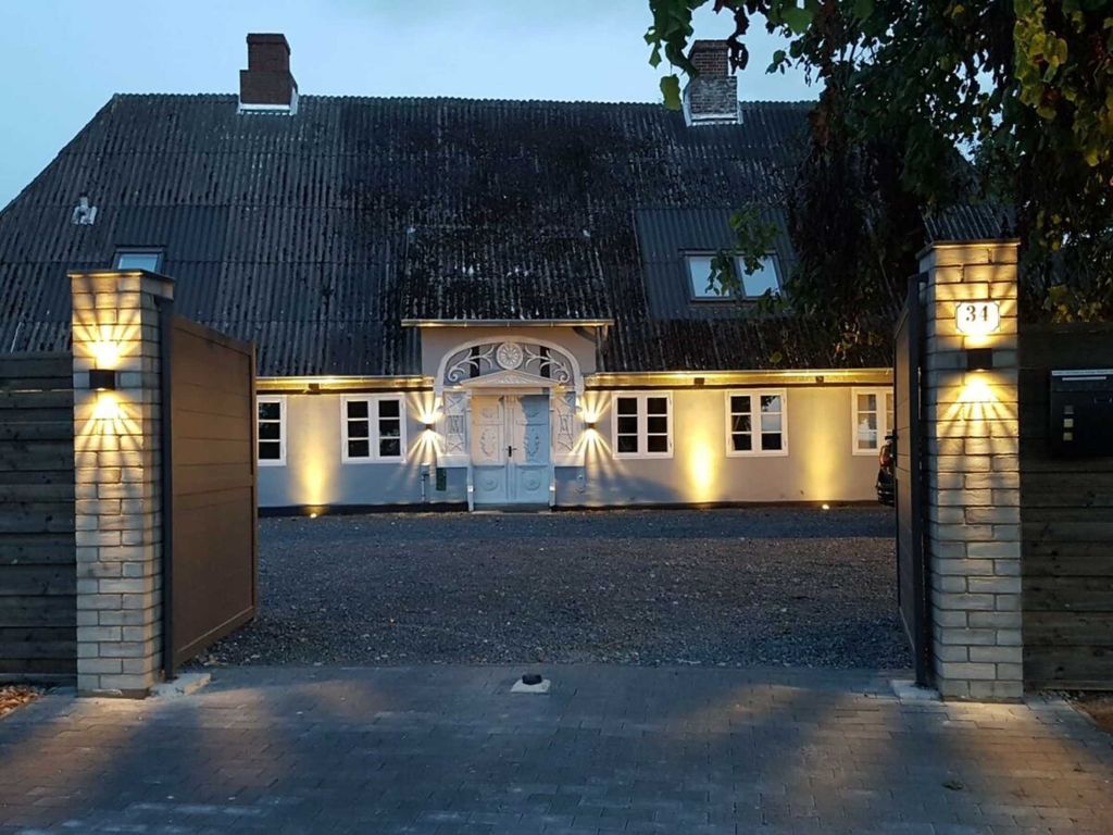 Einfahrt zum Landhaus mit den Ferienwohnungen, Anker, Utblick, Kompass und Leuchtturm
