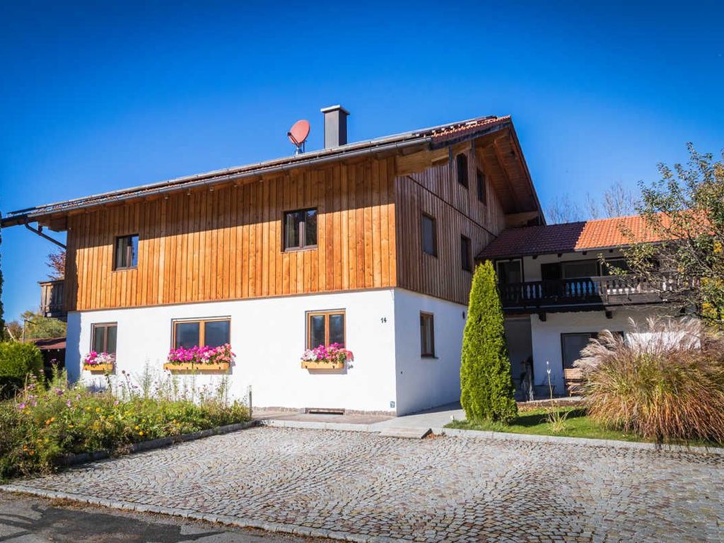 Ferienwohnung im Erdgeschoss und Essplatz im Freien (rechts hinter Wiese)