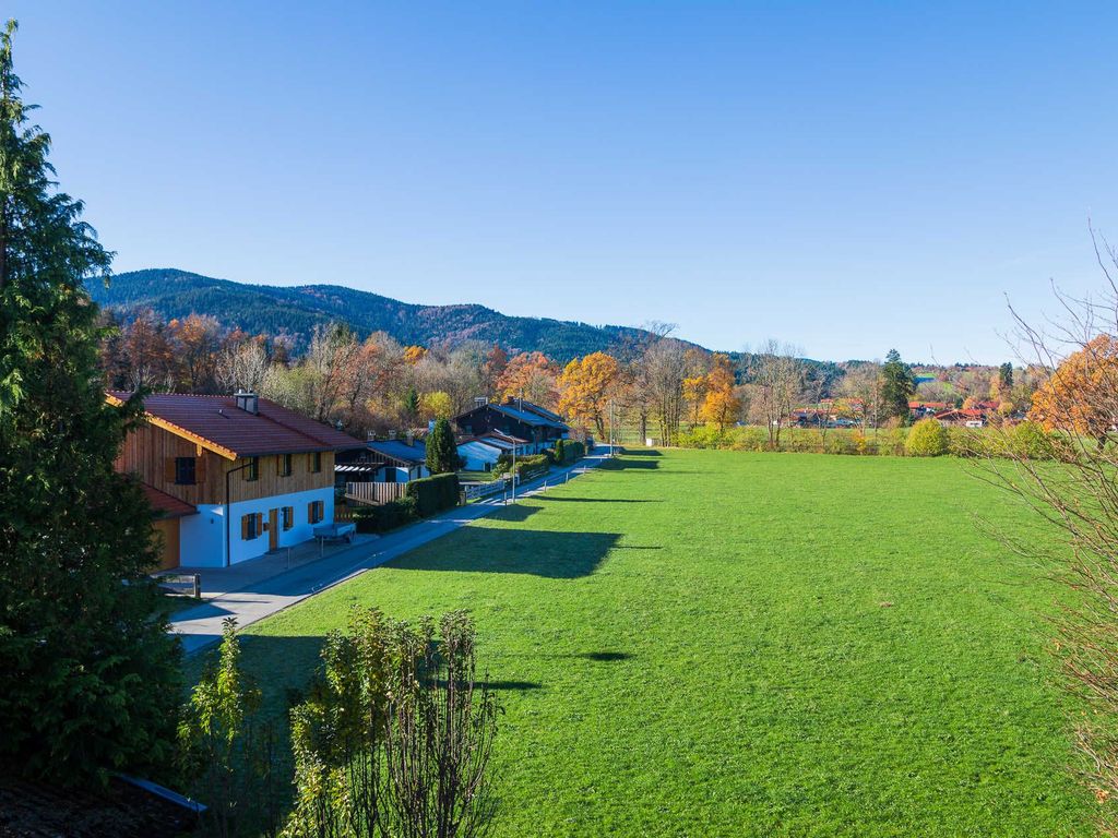 Blick auf den Holzeralmweg (Wander-/Radweg) und die angrenzende Wiese