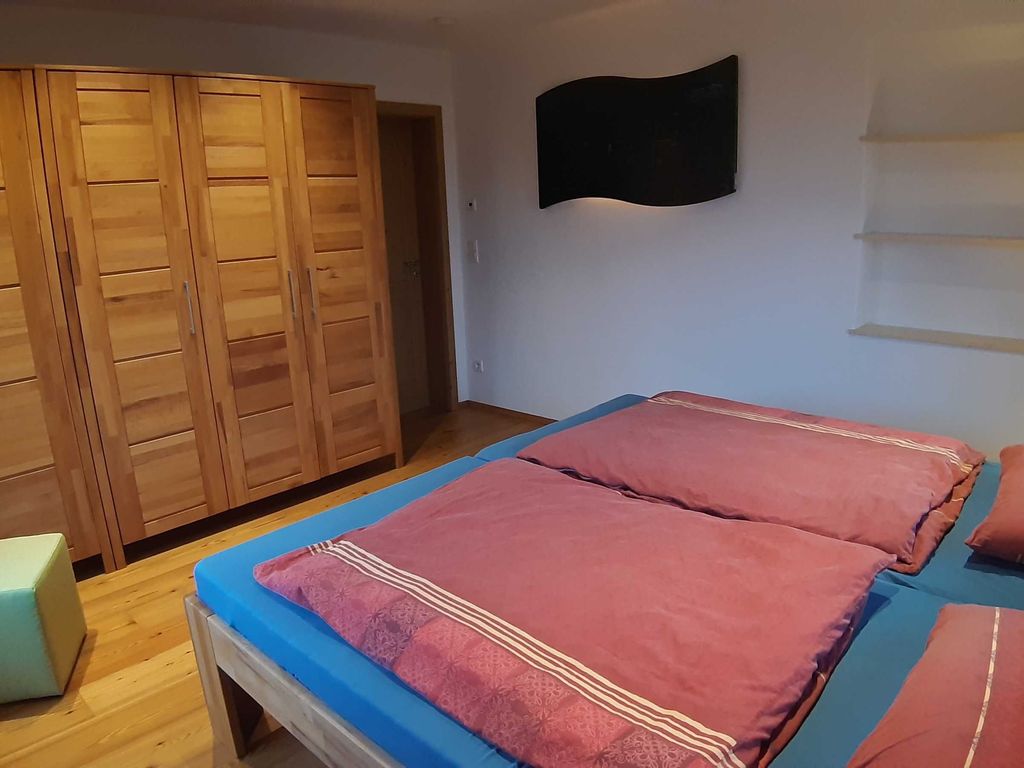 Schlafzimmer mit großem Schrank