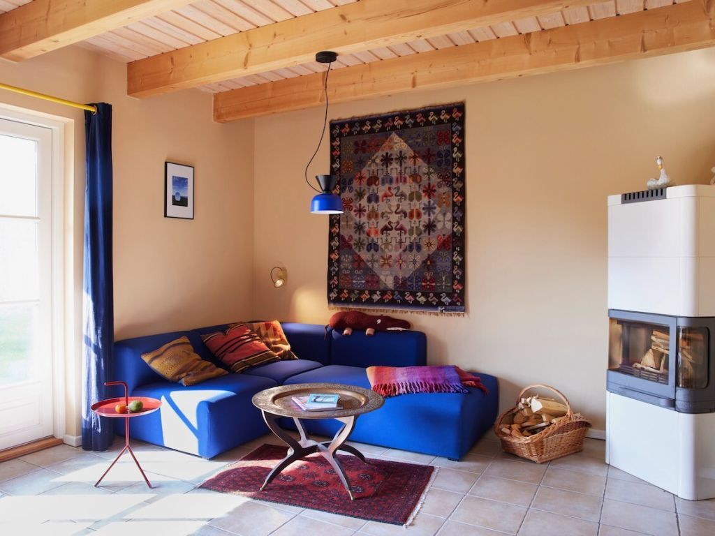 Casa Mare Baltico - Blick auf den gemütlichen Wohnbereich mit Kaminofen