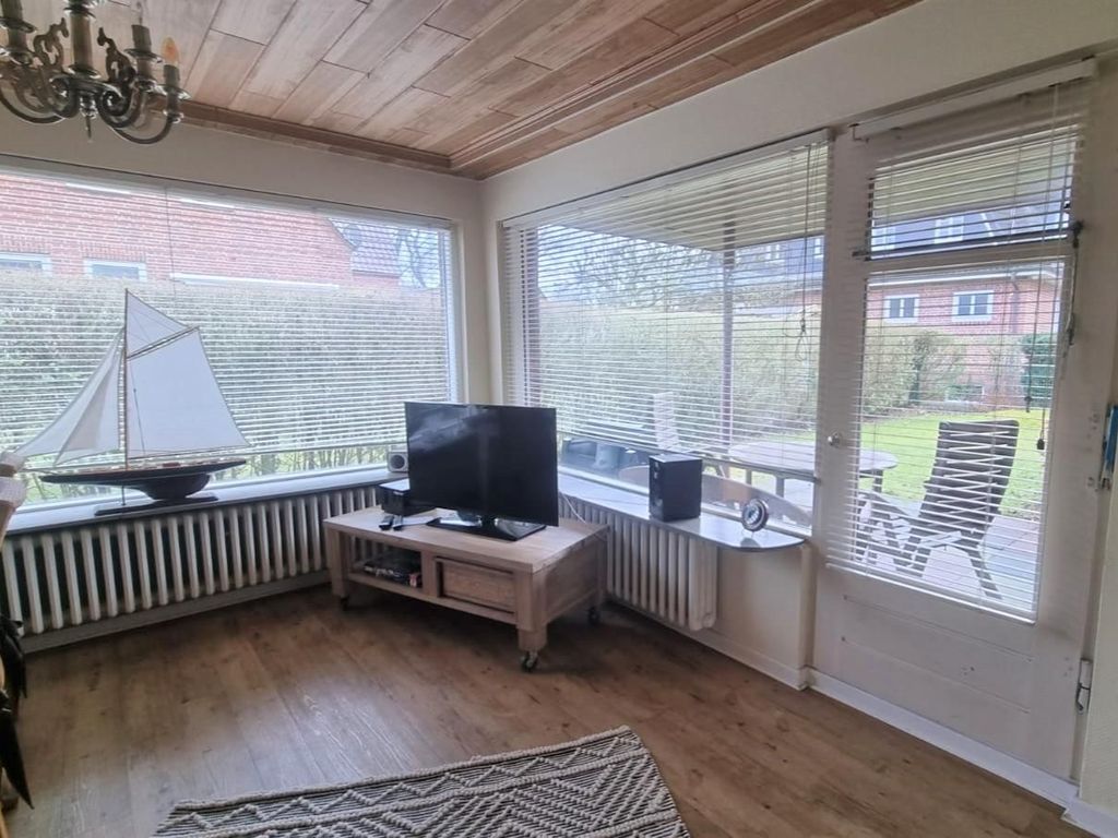 Wohnbereich mit Zugang zur überdachten Terrasse