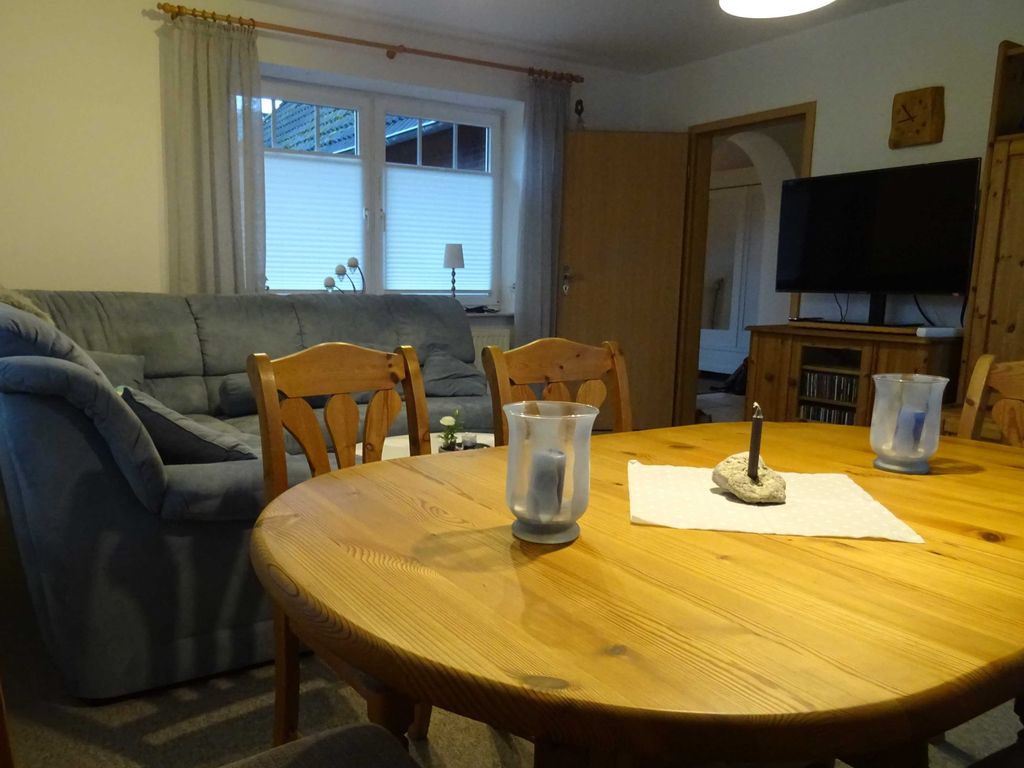 Großer Esstisch im Wohnzimmer