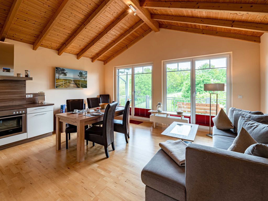 Wohnzimmer mit Küchenzeile und Essecke