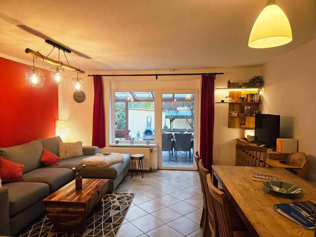 Wohnzimmer mit Ausblick auf Terasse und Grillbereich