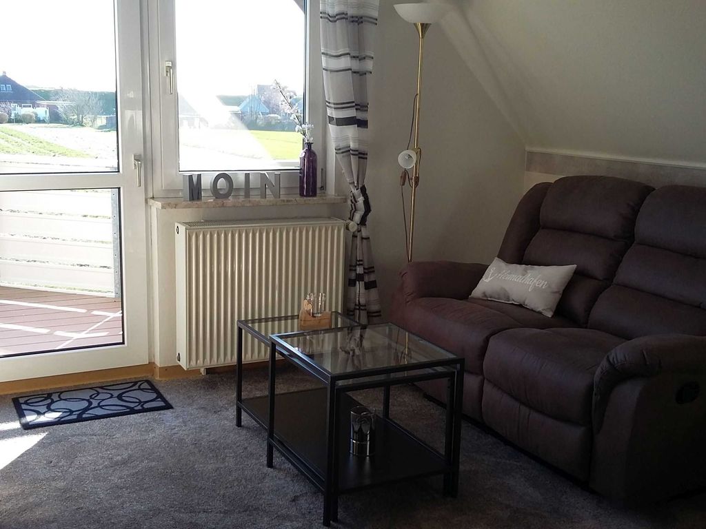 Wohnzimmer mit Blick zum Balkon