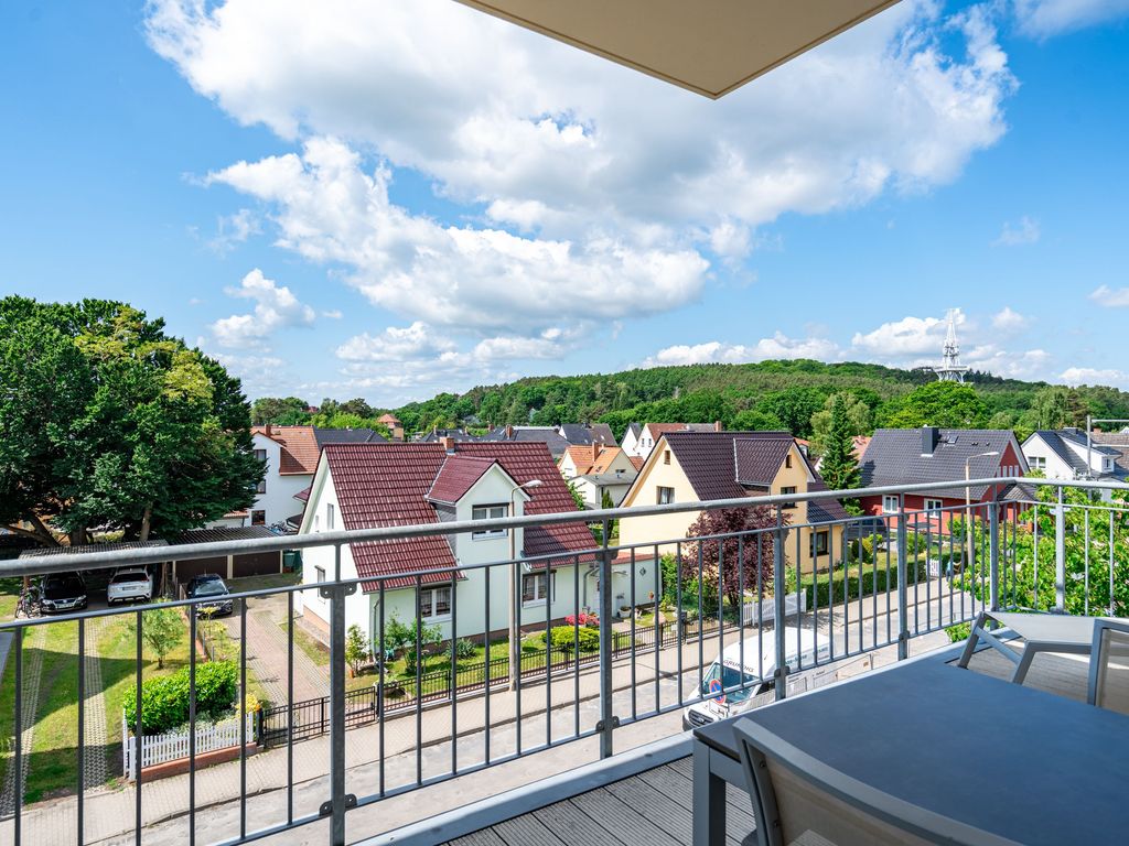 Dünenpalais Ahlbeck – Blick vom Balkon über die Dächer Ahlbecks zum bewaldeten Höhenzug