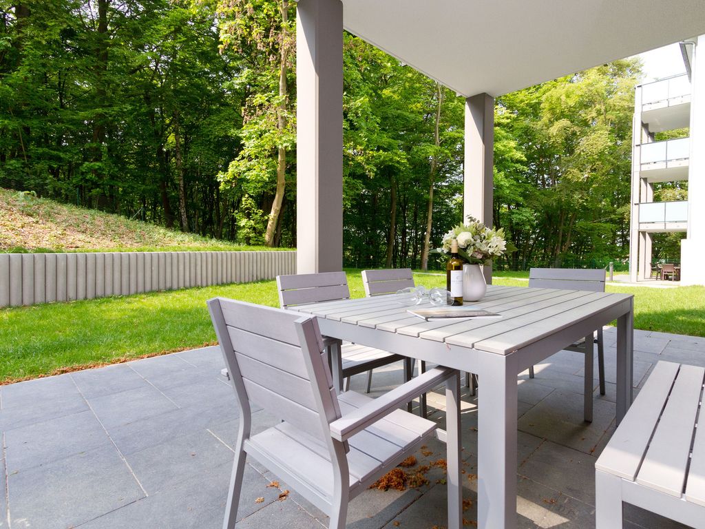 Residenzen am Kulm in Heringsdorf: überdachte Terrasse mit Rasenfläche am Waldrand