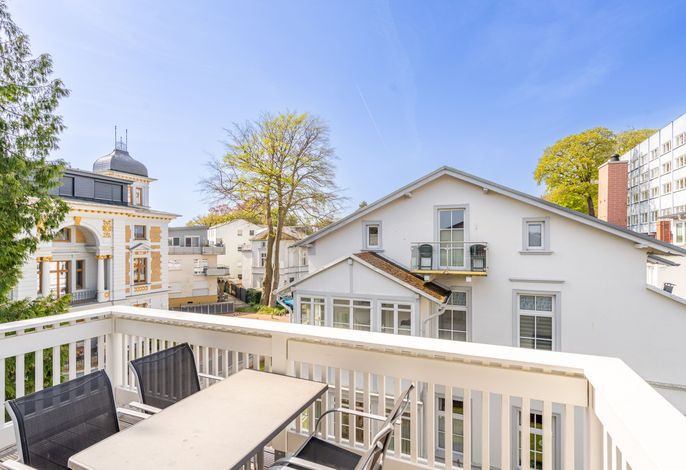 Villa Hartmann-Drewitz Heringsdorf: Balkon mit Blick über die weiße Bäderarchitektur