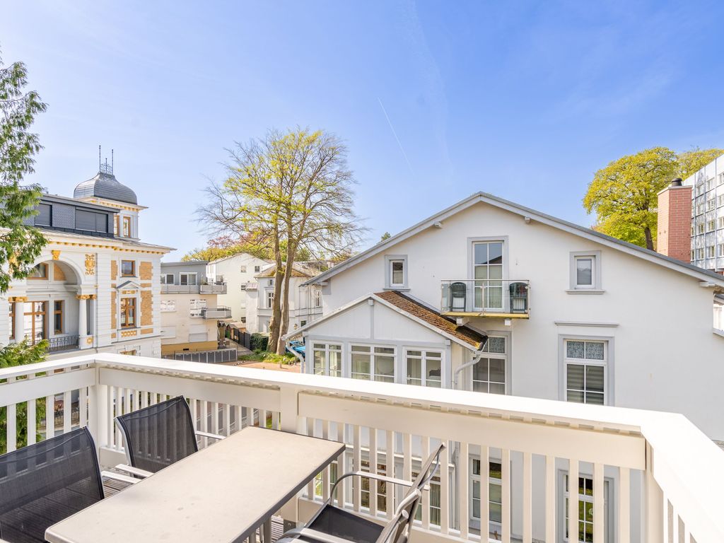Villa Hartmann-Drewitz Heringsdorf: Balkon mit Blick über die weiße Bäderarchitektur