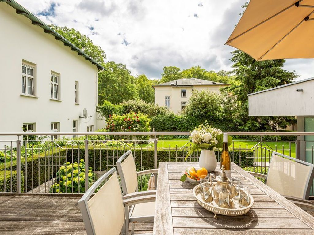 Villa Julius in Heringsdorf: Balkon mit Blick über den Garten
