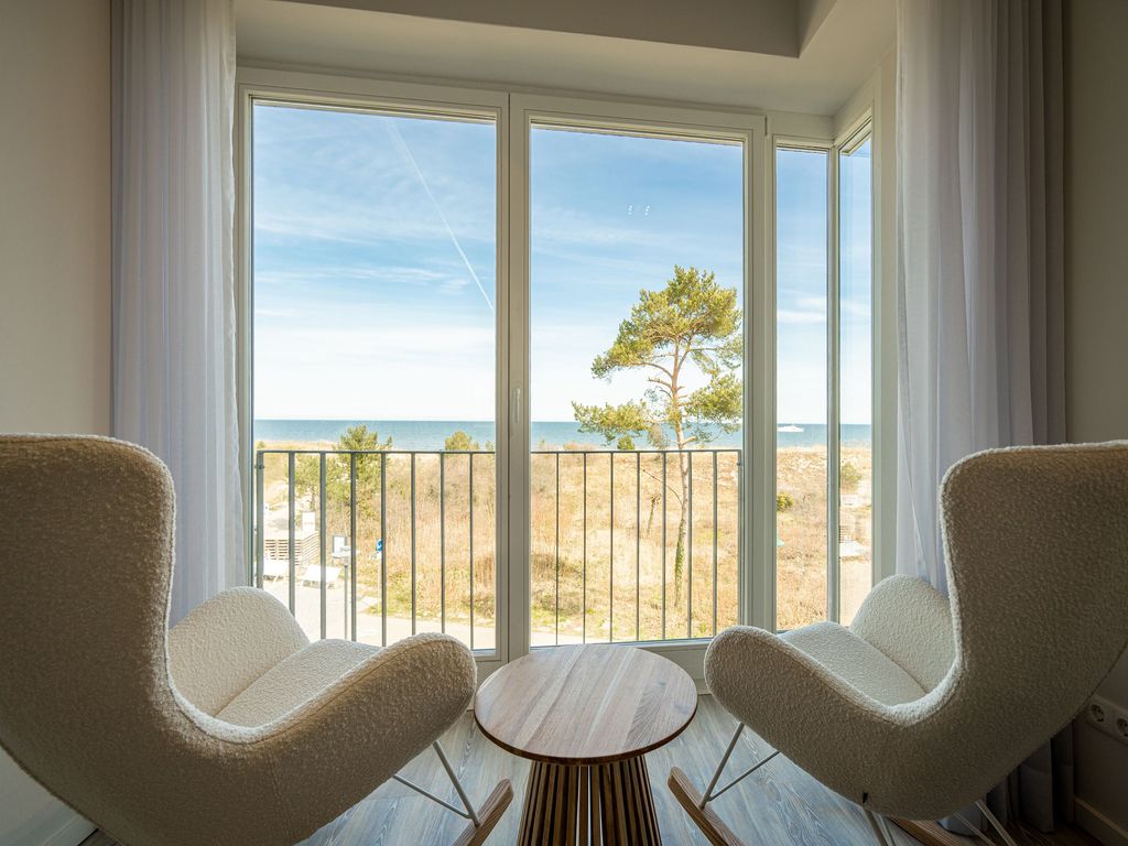 Forum Marinar Heringsdorf: Panoramafenster mit Blick über Dünen und Kiefern auf die Ostsee