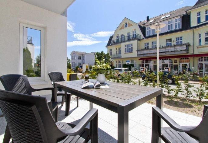 Ostseedomizil Bansin: Terrasse mit Blick auf die Bäderarchitektur von Bansin