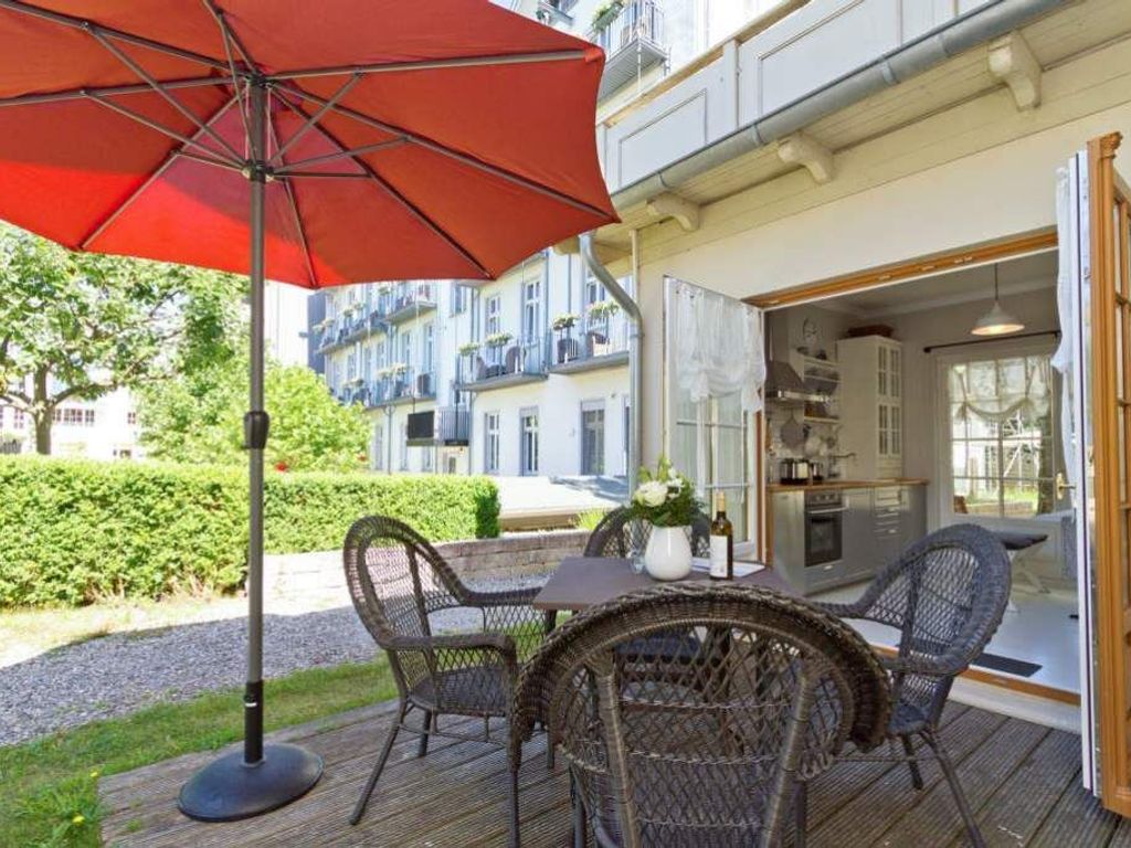 Villa Saphira in Heringsdorf: Terrasse mit Sonnenschirm vor der Ferienwohnung