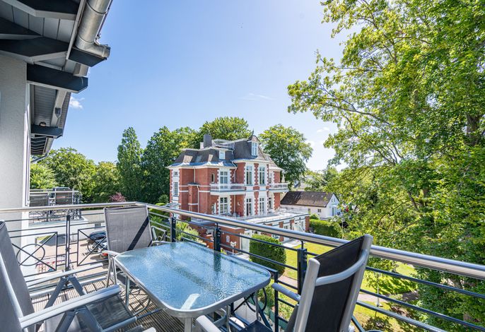 Quartier Eichenweg Heringsdorf: Balkon mit Blick auf die rote Backsteinvilla und den Park