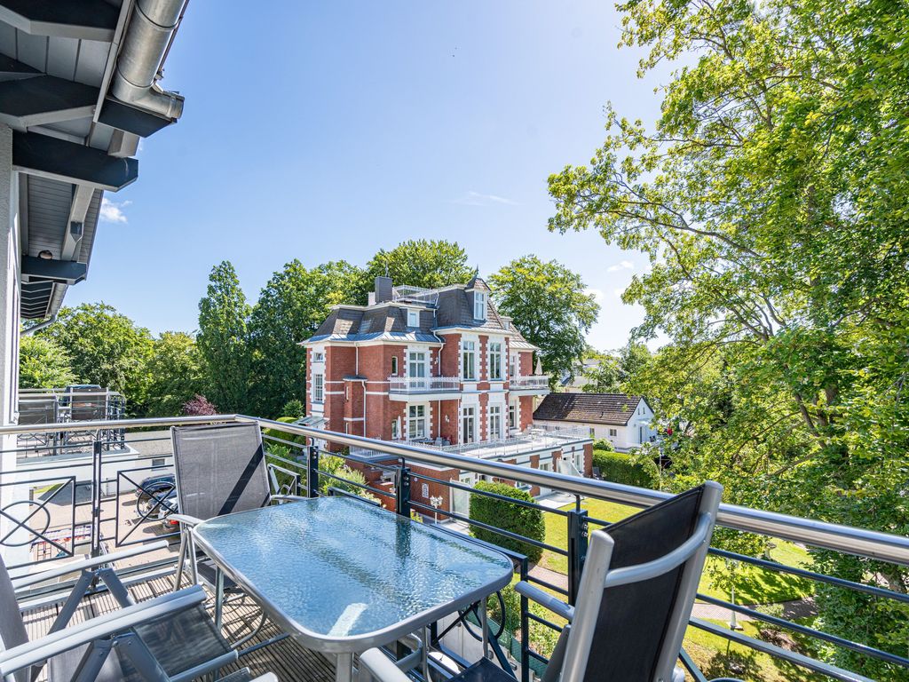 Quartier Eichenweg Heringsdorf: Balkon mit Blick auf die rote Backsteinvilla und den Park