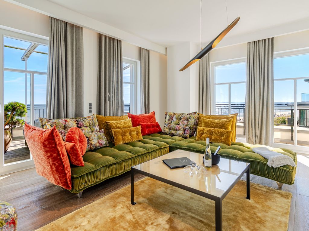 Penthouse Waterfront im Beachhouse Bansin: Wohnraum mit bodentiefen Fenstern zur Ostsee