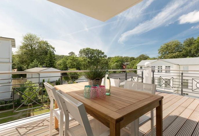 Villa Strandgrün Heringsdorf: beschattete Dachterrasse mit Blick über die Baumkronen