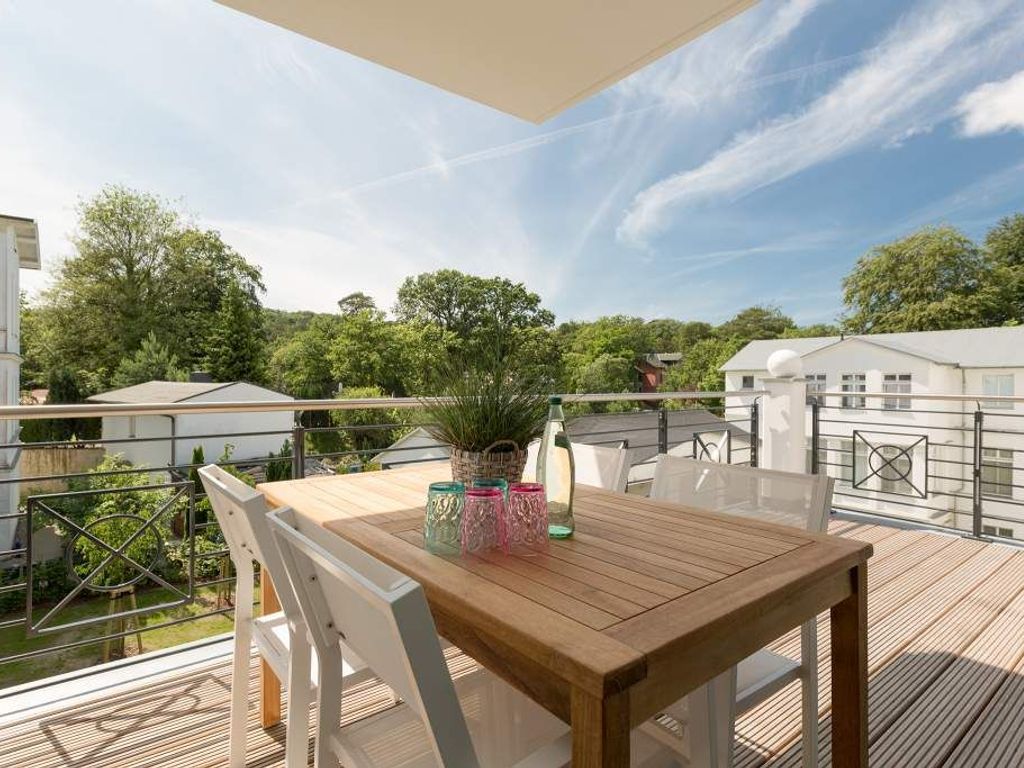 Villa Strandgrün Heringsdorf: beschattete Dachterrasse mit Blick über die Baumkronen