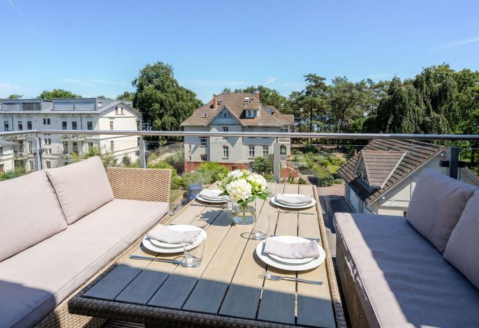 Villa Seestern Heringsdorf: Dachterrasse mit Blick über die Bäderarchitektur und Kiefern