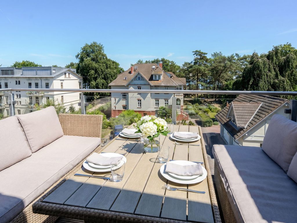 Villa Seestern Heringsdorf: Dachterrasse mit Blick über die Bäderarchitektur und Kiefern