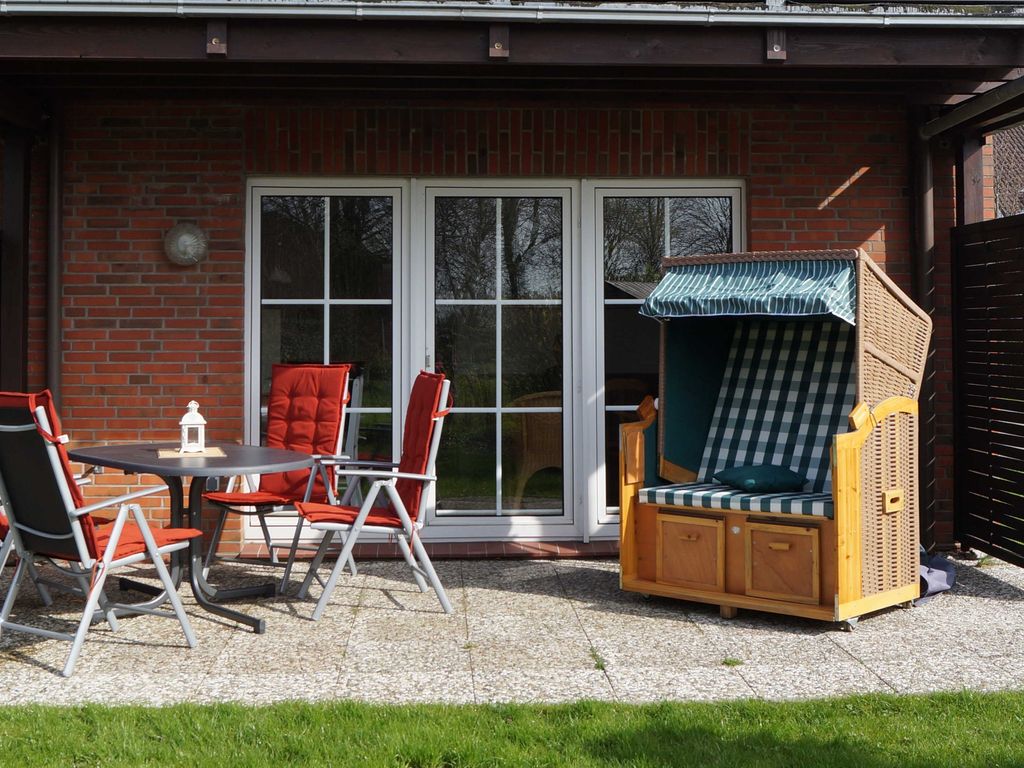 Die möblierte Terrasse mit Strandkorb