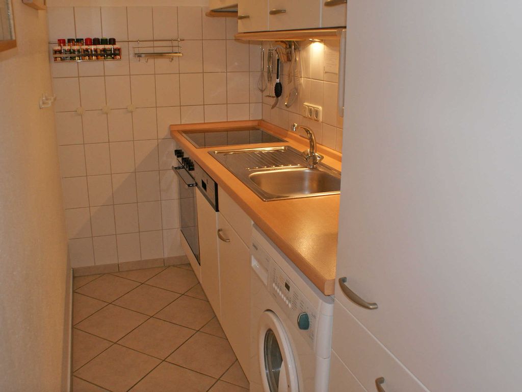 Küche mit Geschirrspüler und Waschmaschine