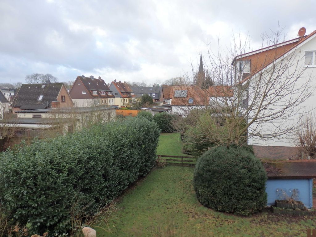 Blick aus der Küche mit dem Kirchturm im Hintergrund
