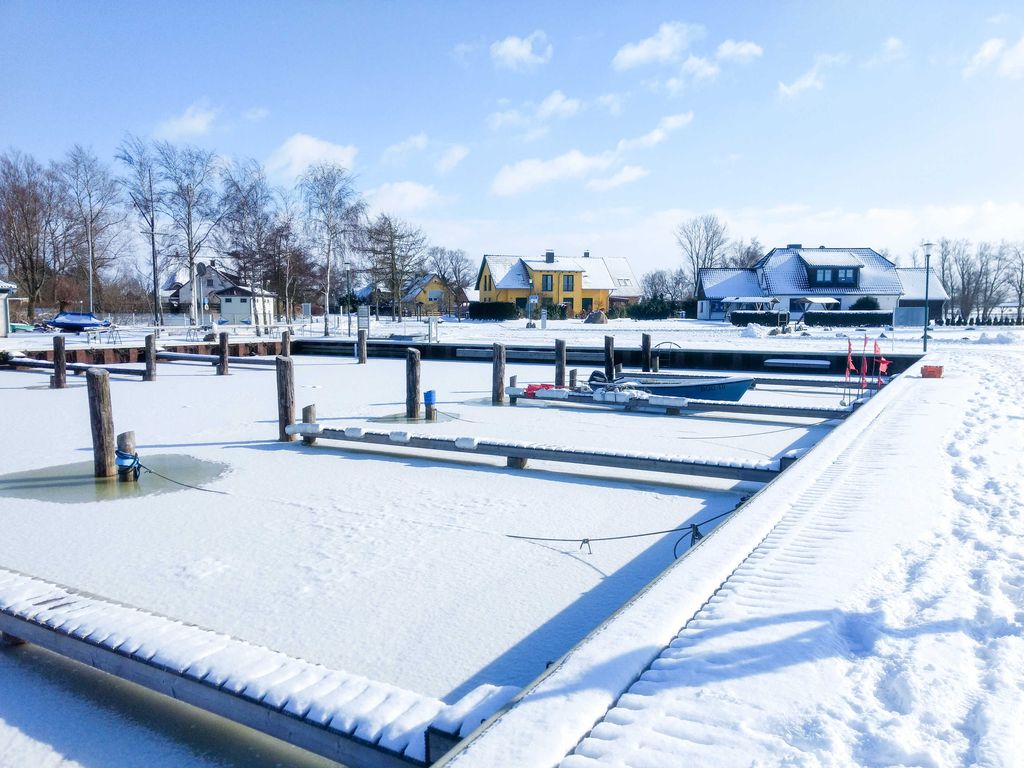 Hafen mit Haus im Winter