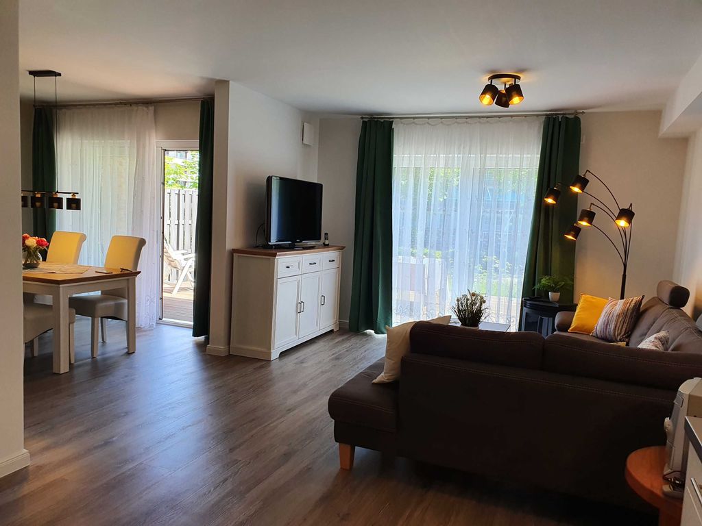 Flat-TV, HiFi-Anlage, Internet, Festnetztelefon - alles da.