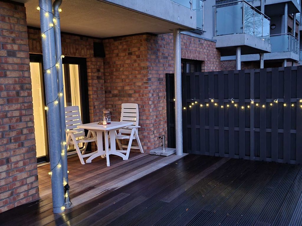 Teilüberdachte Terrasse - auch bei schlechterem Wetter kann man draußen sitzen.