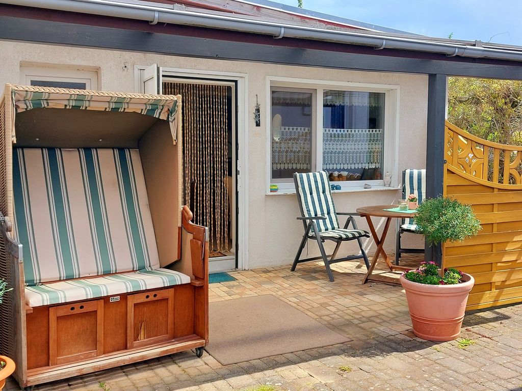 Außenansicht mit Terrasse und Strandkorb