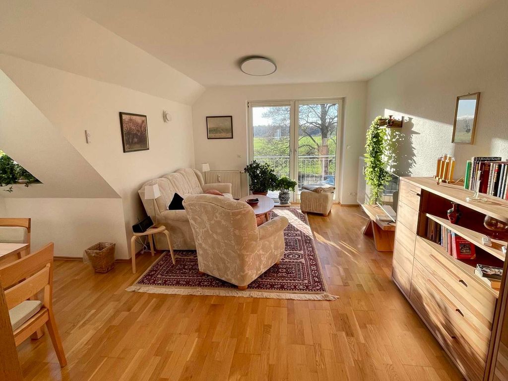 Wohnzimmer mit Südbalkon