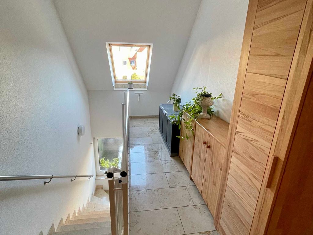 Hausufgang zur Wohnung; Schränke mit Reinigungsmaterialien