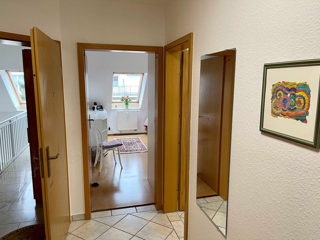 Flur mit Wohnungseingangstür, Blick ins Schlafzimmer