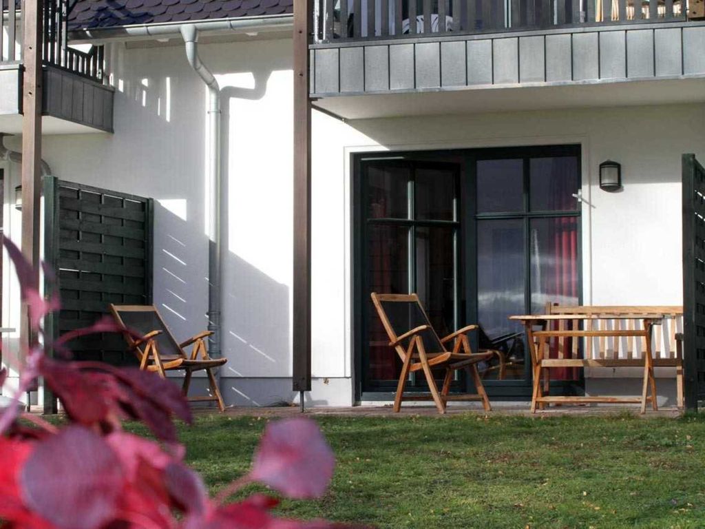 Die gemütliche Terrasse mit großer Gartenfläche