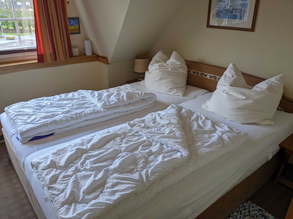 Schlafzimmer mit Doppelbett im 1. OG