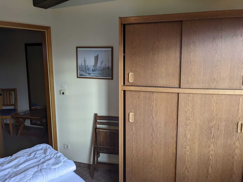 Kleiderschrank im Schlafzimmer