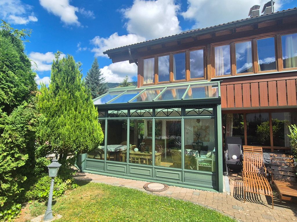 Hausansicht mit Wintergarten
