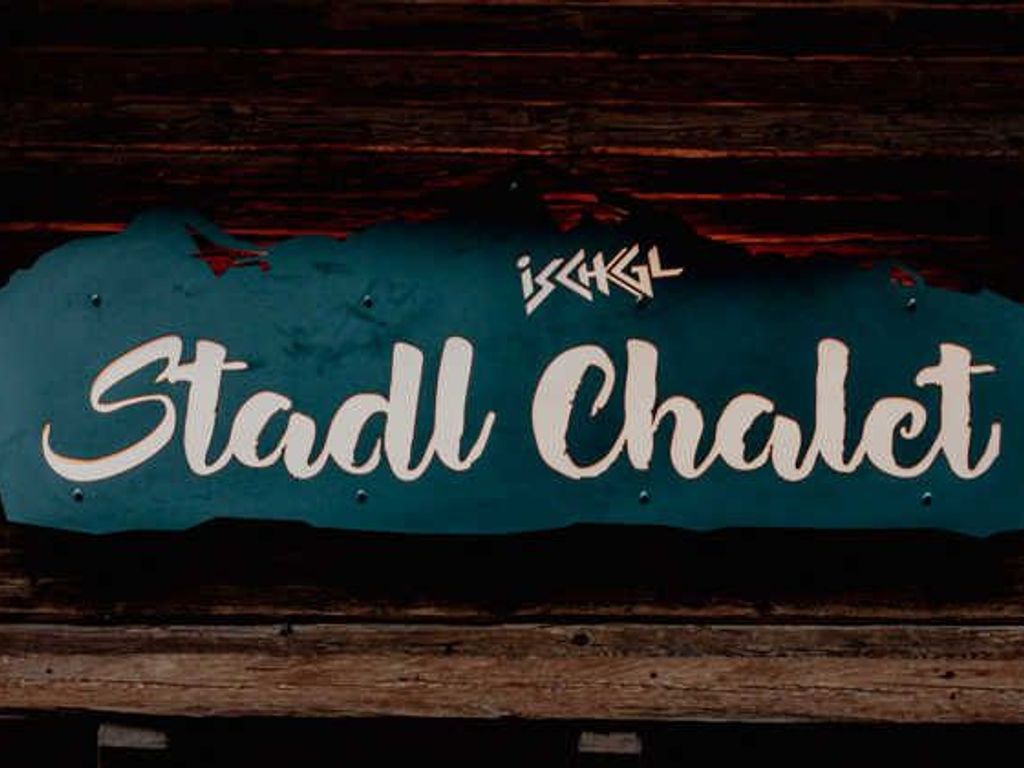 Stadl-Chalet-Ischgl Schild vor rustikaler Block-Altholz-Wand