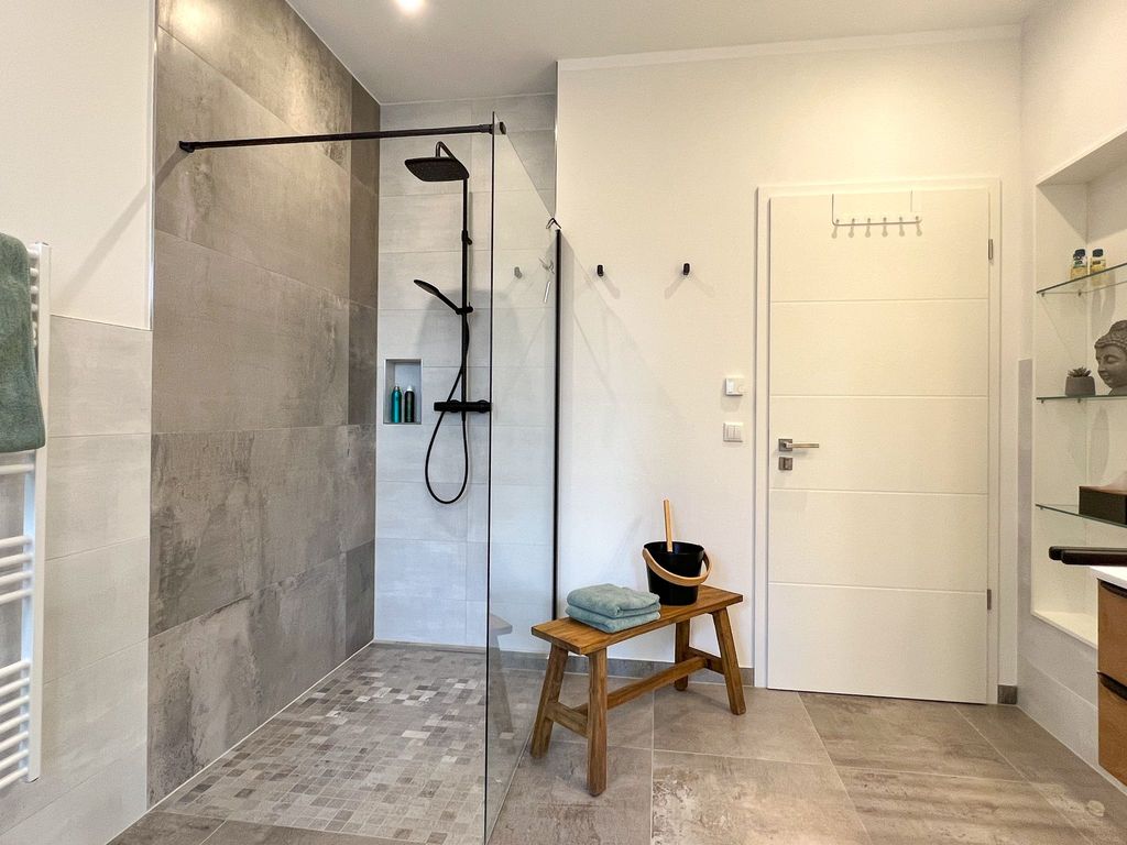 großes Badezimmer