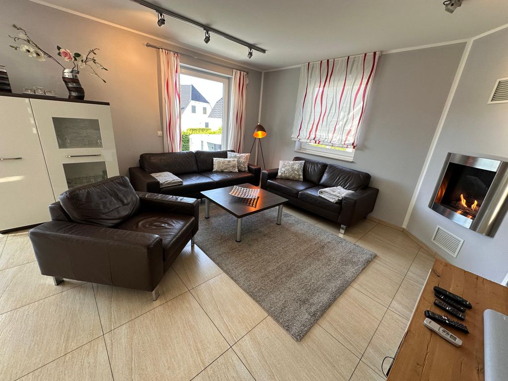 Wohnbereich mit Kamin, Sky TV und Play Station