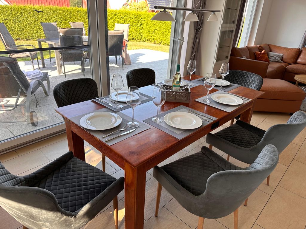 Essbereich mit Blick in den Garten