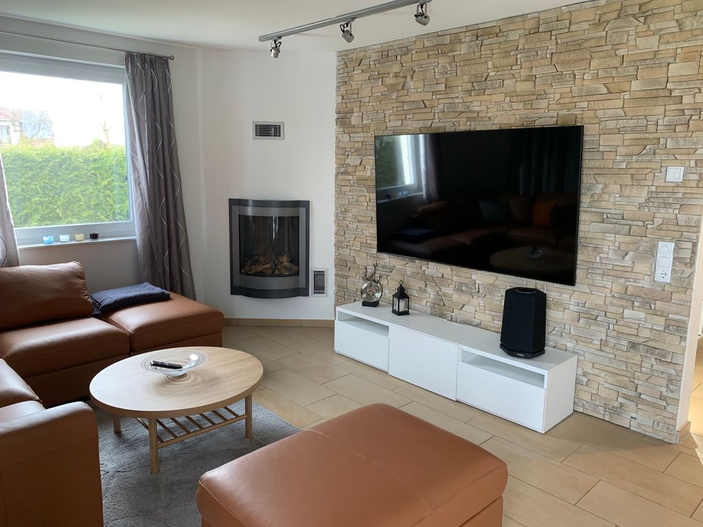 Wohnbereich mit Sky TV, Gaskamin und Teufel Soundsystem
