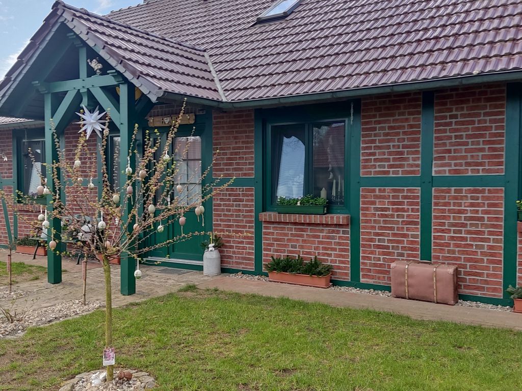 Haupteingang der Vermieter mit PKW-Stellplatz für Gäste