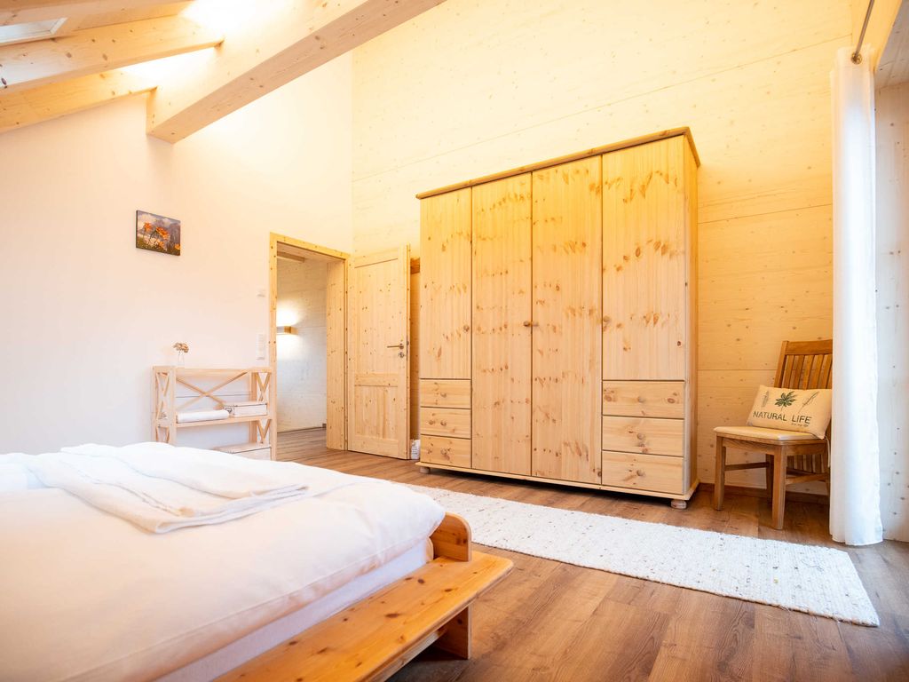 Schlafzimmer 1