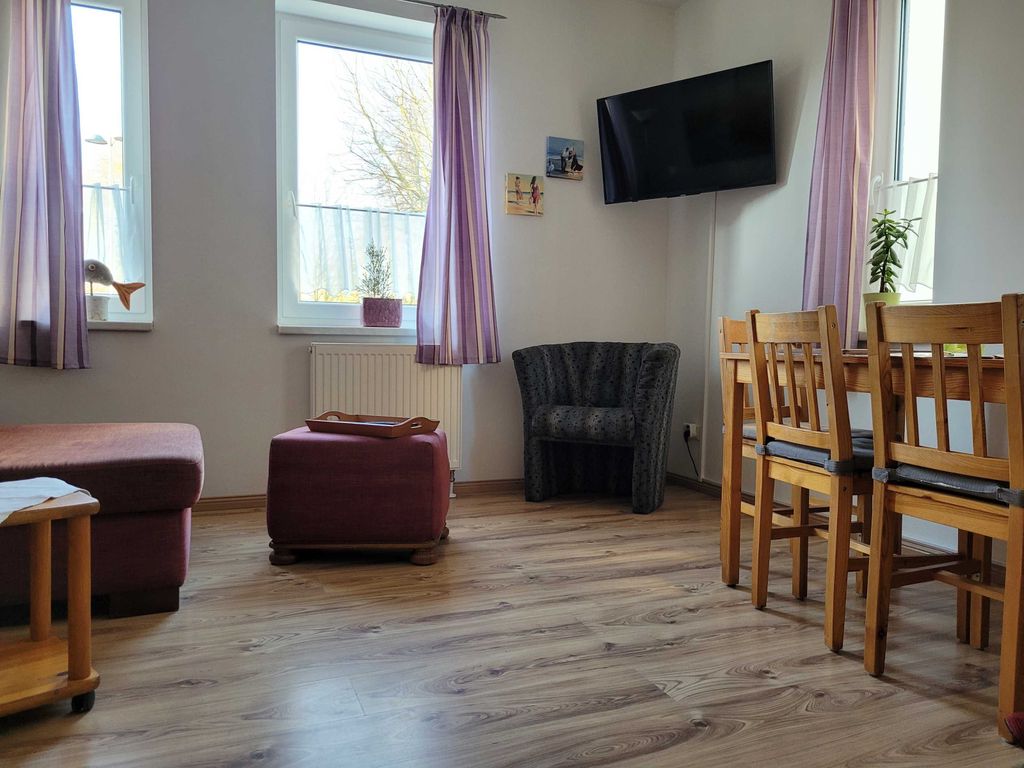 Wohnzimmer mit Essbereich für 4 Personen