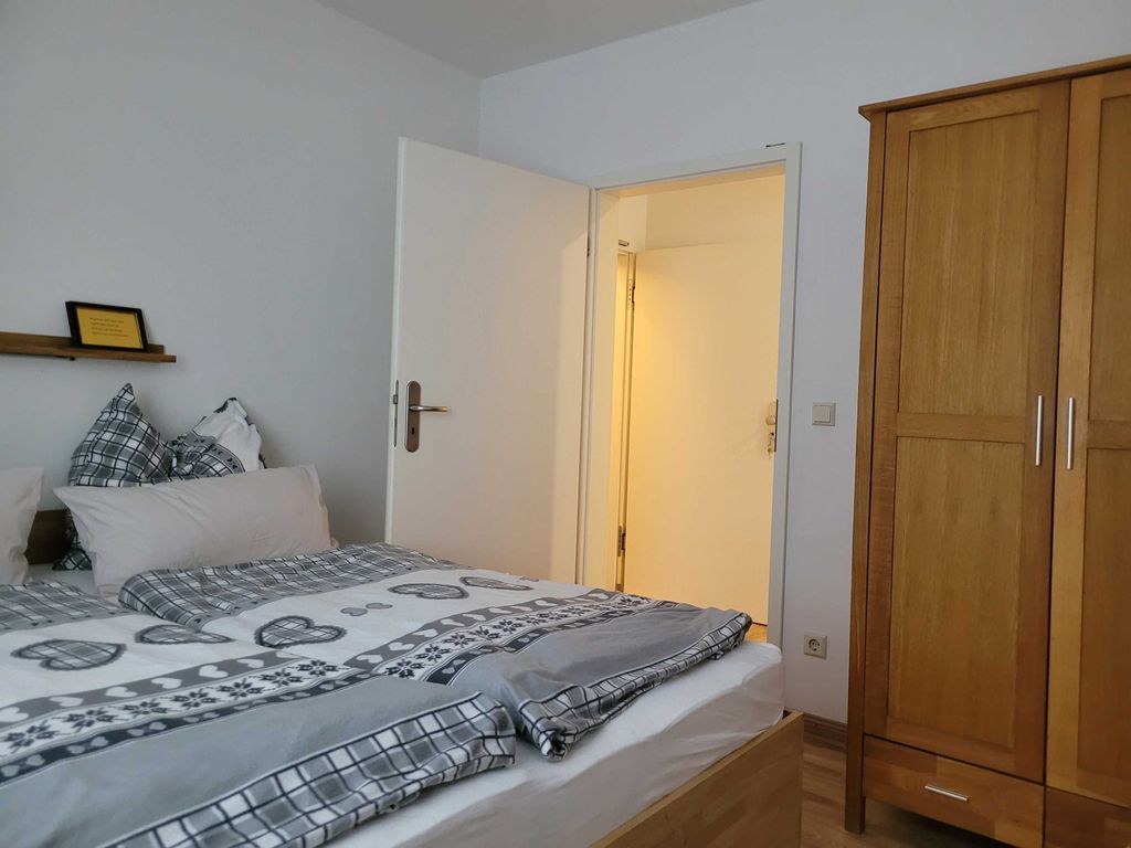 Schlafzimmer mit Blickrichtung Flur