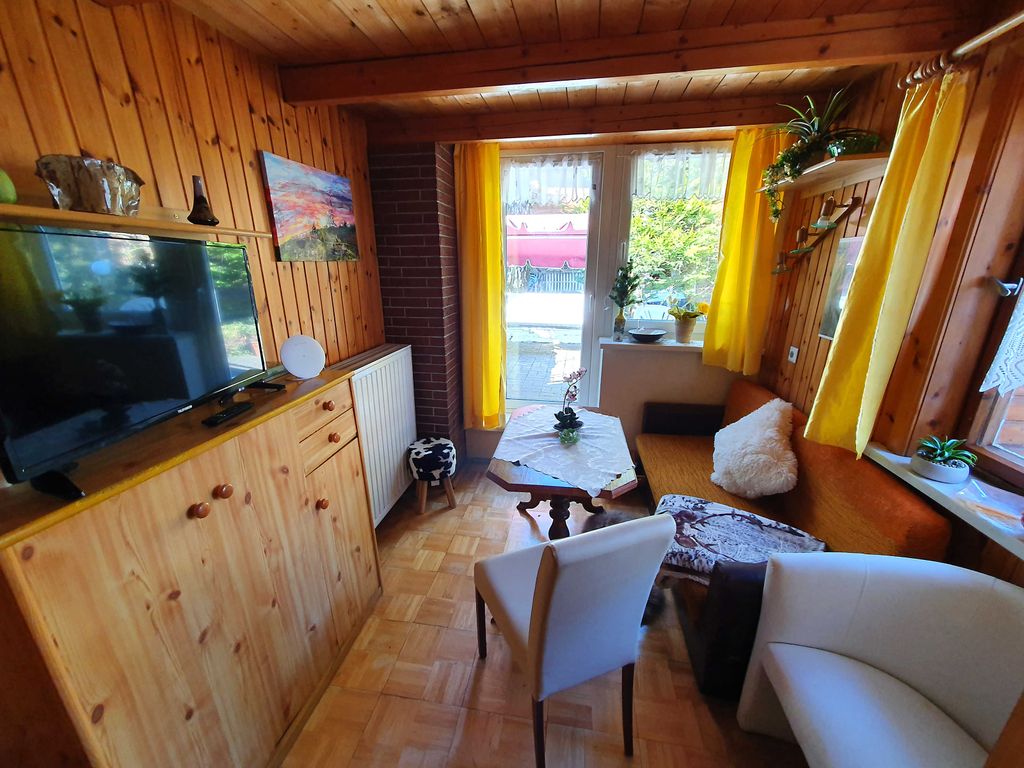 Wohnzimmer mit Zugang zur Terrasse