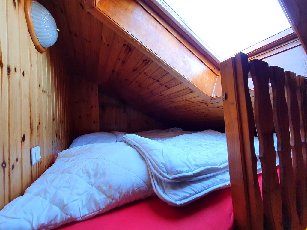 Hochbett mit zwei Matratzen und Dachfenster